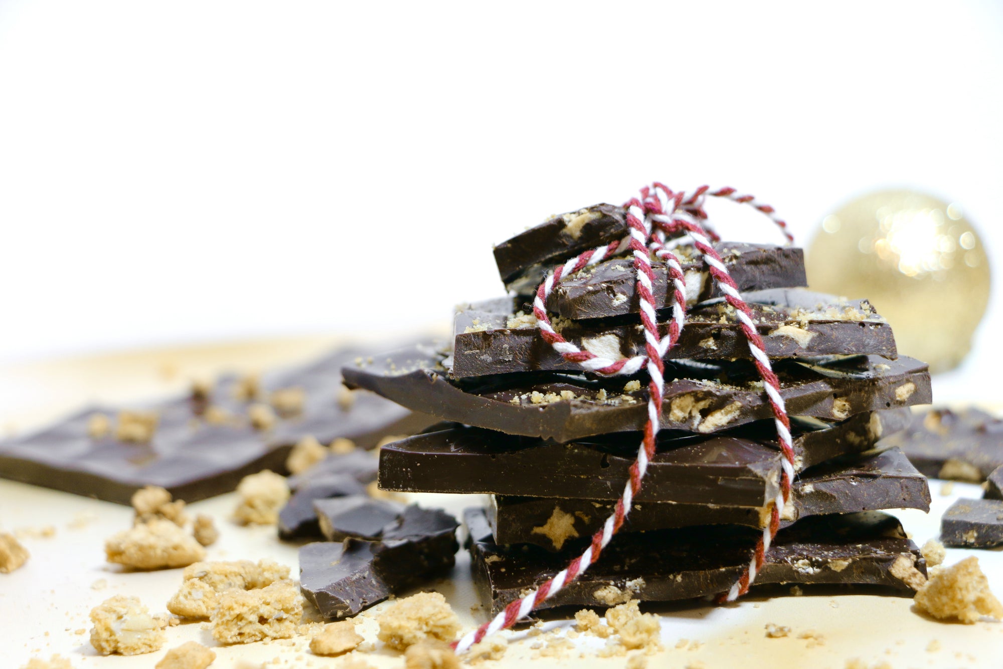 JOULUPUKKI 70% ünnepi étcsokoládé kekszdarabokkal és karácsonyi fűszerezett almakockákkal